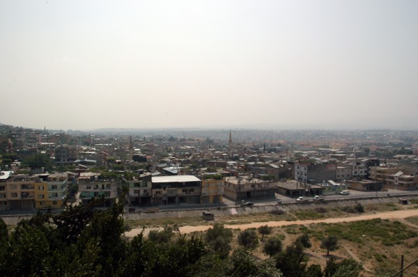 Φτάσαμε στην Antakya. Μια πόλη που είναι πιο πολύ ανατολική παρά ευρωπαική. Καμία σχέση με την Κωσταντινούπολη αλλά και με την τουριστική Καππαδοκία. Αυθεντική πόλη της ανατολής που μας προϊδέασε για το τι έχουμε να περιμένουμε στην κοντινή Συρία...