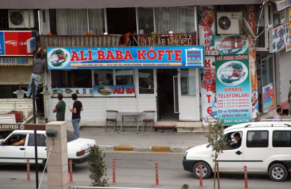 Φάγαμε τοπικά κεμπάπ (Iskender kebap &amp; Adana kebap).