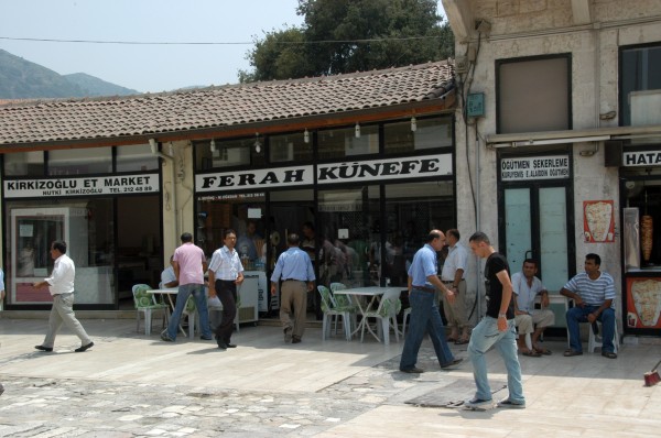 Ο kunefes με παγωτό μας εντυπωσίασε. Ένα γλυκό κάτι σαν καταϊφι με τυρι...