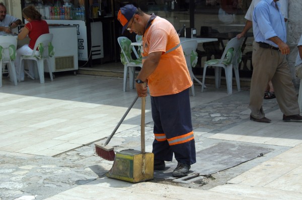Οι Τούρκοι προσπαθούν να διατηρούν την καθαριότητα στις πόλεις τους καθαρίζοντας συνέχεια. Το ίδιο είδαμε και στην Κωσταντινούπολη.
