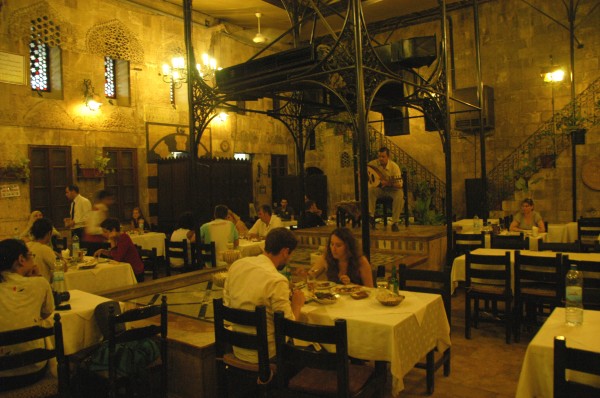 Το Wakil house μας προσέφερε ένα δείπνο με έντονο το τοπικό χρώμα. Θεωρείται το ακριβότερο εστιατόριο της πόλης και πληρώσαμε 25€!