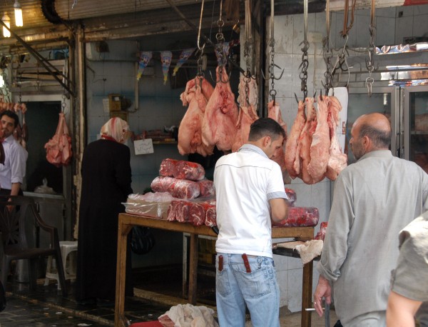 Ακόμα έχουμε την απορία τι αντισώματα κουβαλάνε αυτοί οι άνθρωποι που καταναλώνουν το κρέας που βρίσκεται επί ώρες εκτεθειμένο σε συνθήκες καύσωνα...