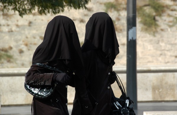 παρά τη ζέστη μερικές ντόπιες ήταν ντυμένες έτσι. Γενικά το ντύσιμο στη Συρία δεν ήταν τόσο αυστηρό όσο στο Ιράν αλλά οι περισσότερες γυναίκες φορούσαν τσαντόρ