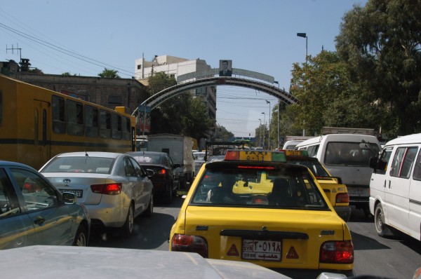 Η κυκλοφορία στην πόλη είναι απίστευτη. ΌΛΟΙ οι οδηγοί έχουν το ένα χέρι στο τιμόνι και το άλλο στην κόρνα. Δεν ακούς κορναρίσματα, ακούς ένα ατελείωτο μονοκόματο κορνάρισμα από παντού! Κορνάρουν άπαντες ακόμα και αν δεν υπάρχει λόγος!!!!