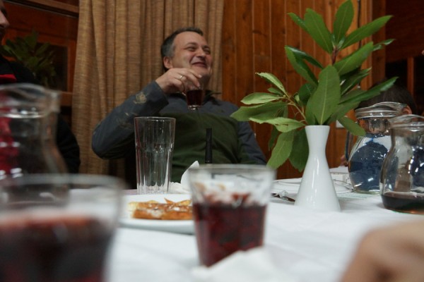 Κάποια στιγμή, φτάσαμε στον ξενώνα, όπου ο Αντρίκος, συνοδεία ζωντανής μουσικής και σεβαστών ποσοτήτων κρασιού και τσίπουρου, ήρθε στο τσακίρ κέφι!