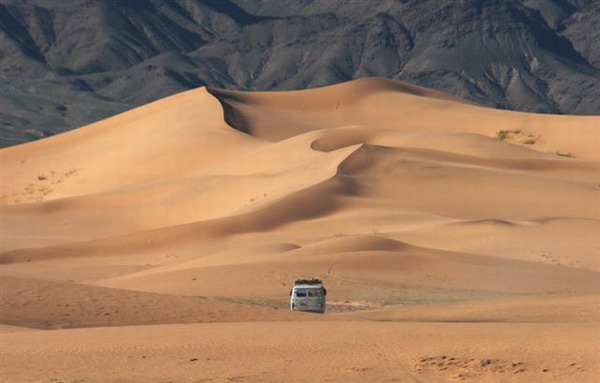 Khongoriin-Els-sand-dune.jpg