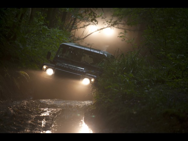 2013-Land-Rover-Defender-Driving-Through-Water-10-1920x1440